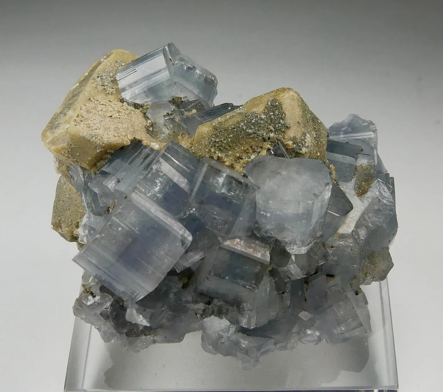 Fluorapatite with Siderite - image 4