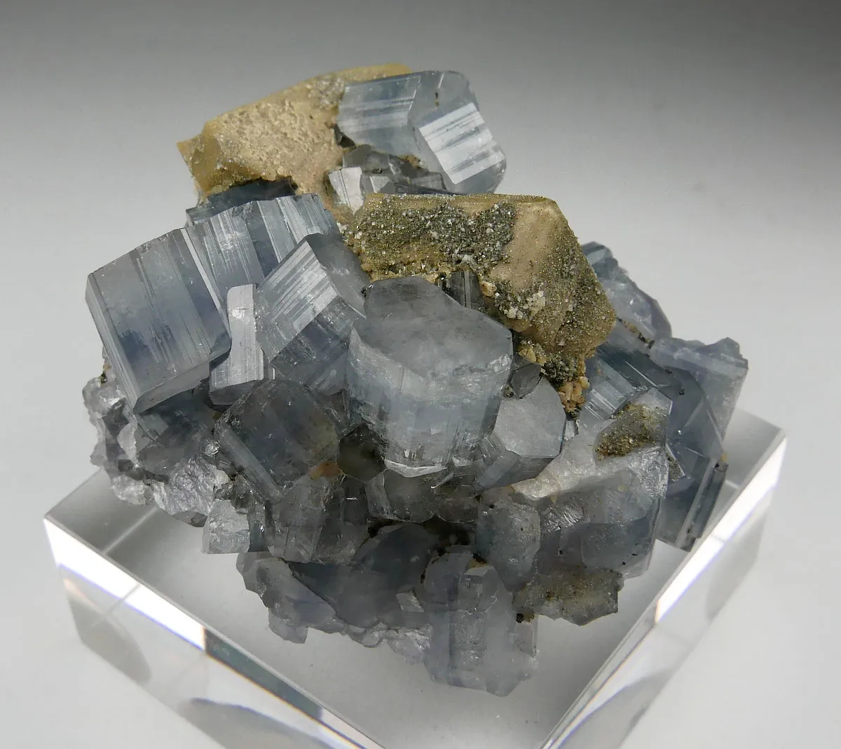 Fluorapatite with Siderite - image 3