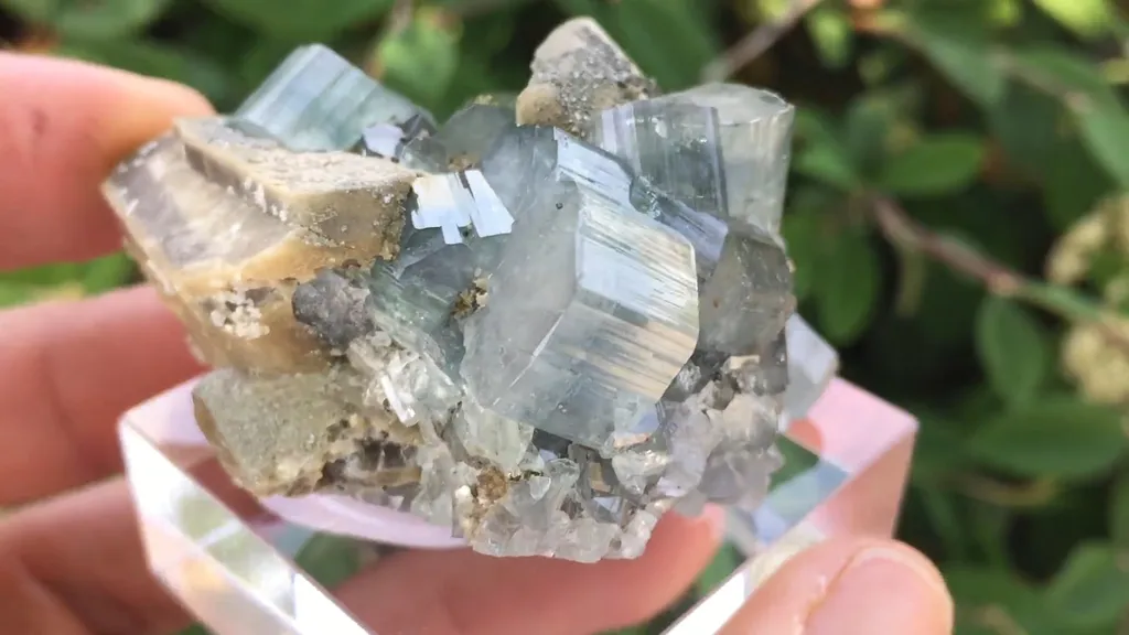 Fluorapatite with Siderite - image 6