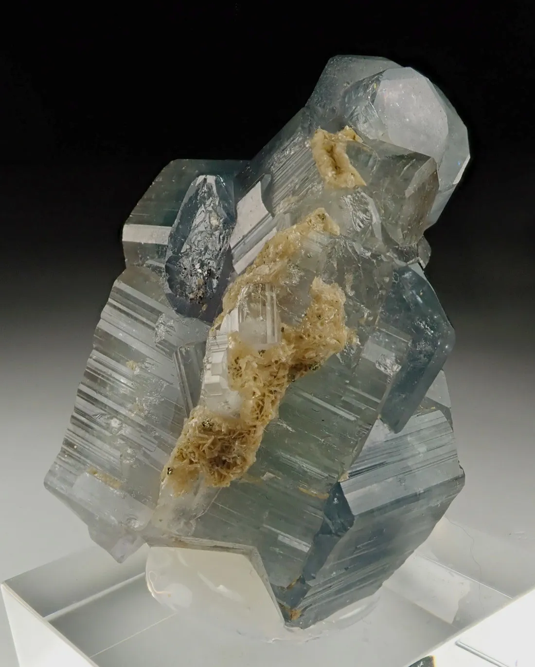 Fluorapatite with Siderite - image 1