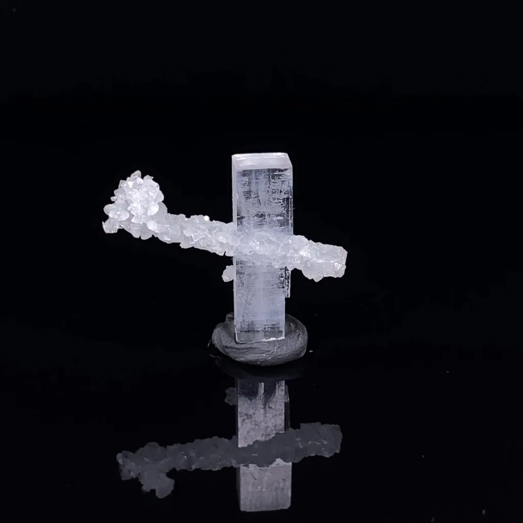 Fluorapophyllite-(K) and Prehnite image