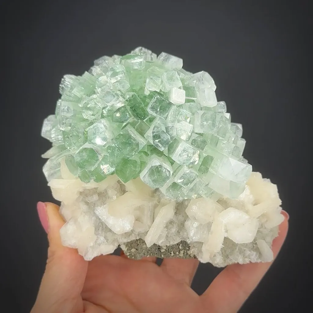 Fluorapophyllite-(K) on Stilbite