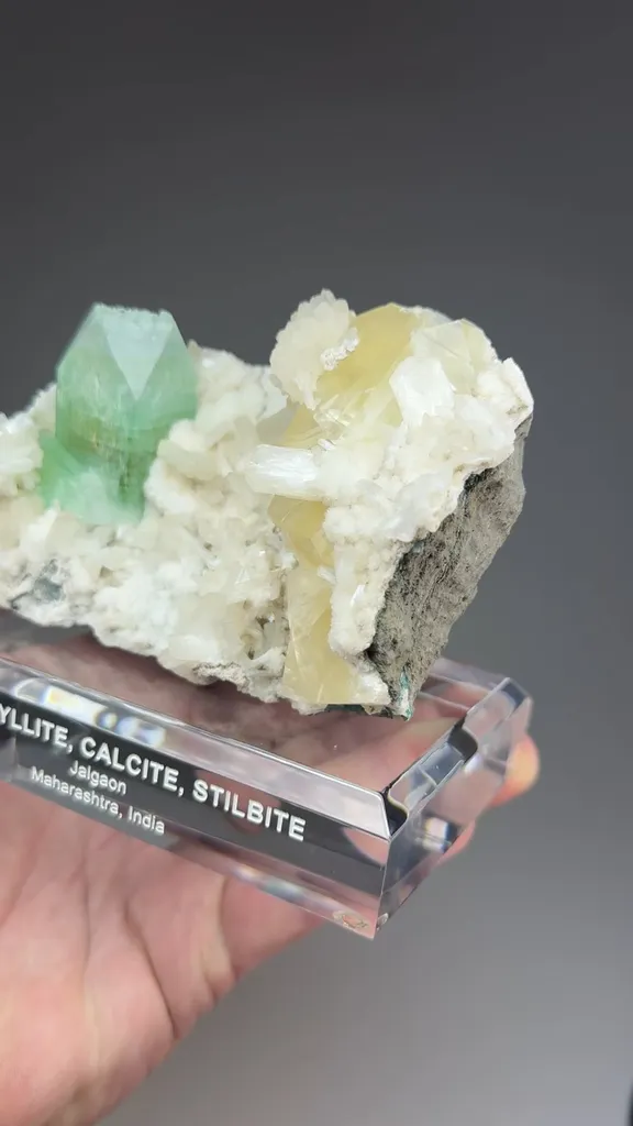 Fluorapophyllite-K with Calcite, Stilbite - image 2