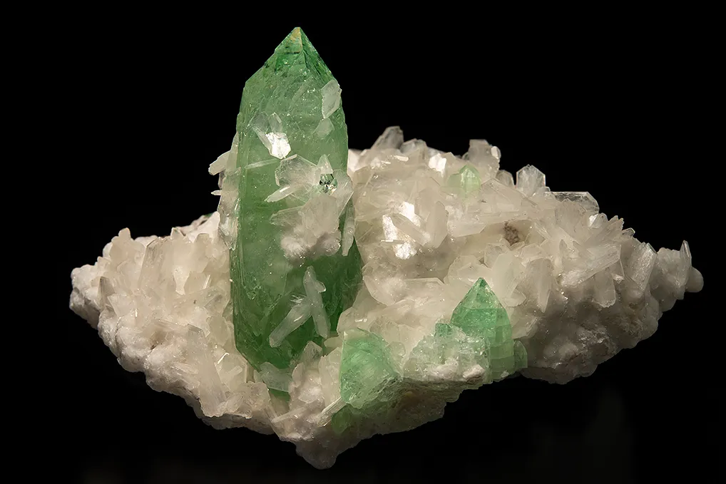 FLUORAPOPHYLLITE-(K) with Stilbite image