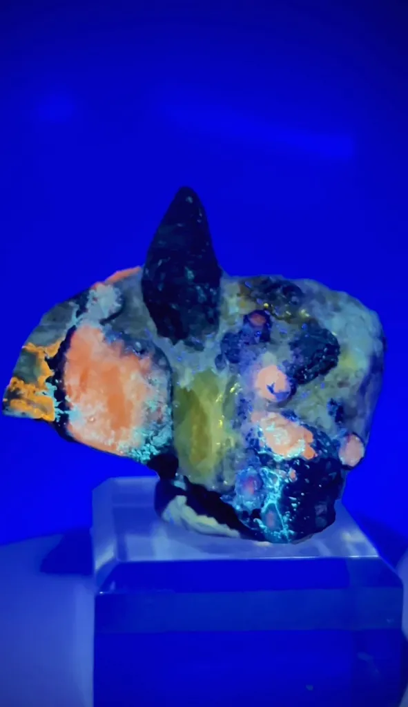Fluorescent Afghanite specimen from Afghanistan, Badakhshan - image 7