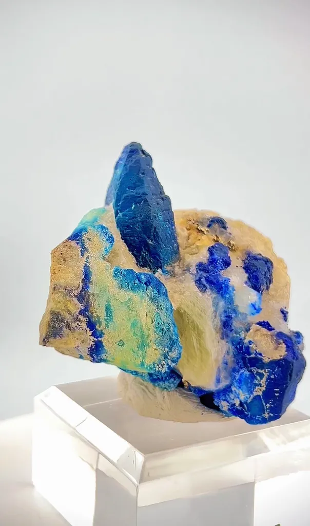 Fluorescent Afghanite specimen from Afghanistan, Badakhshan - image 4