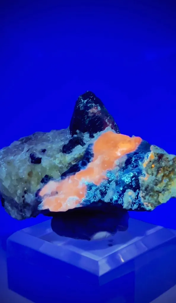 Fluorescent Afghanite specimen from Afghanistan, Badakhshan - image 5