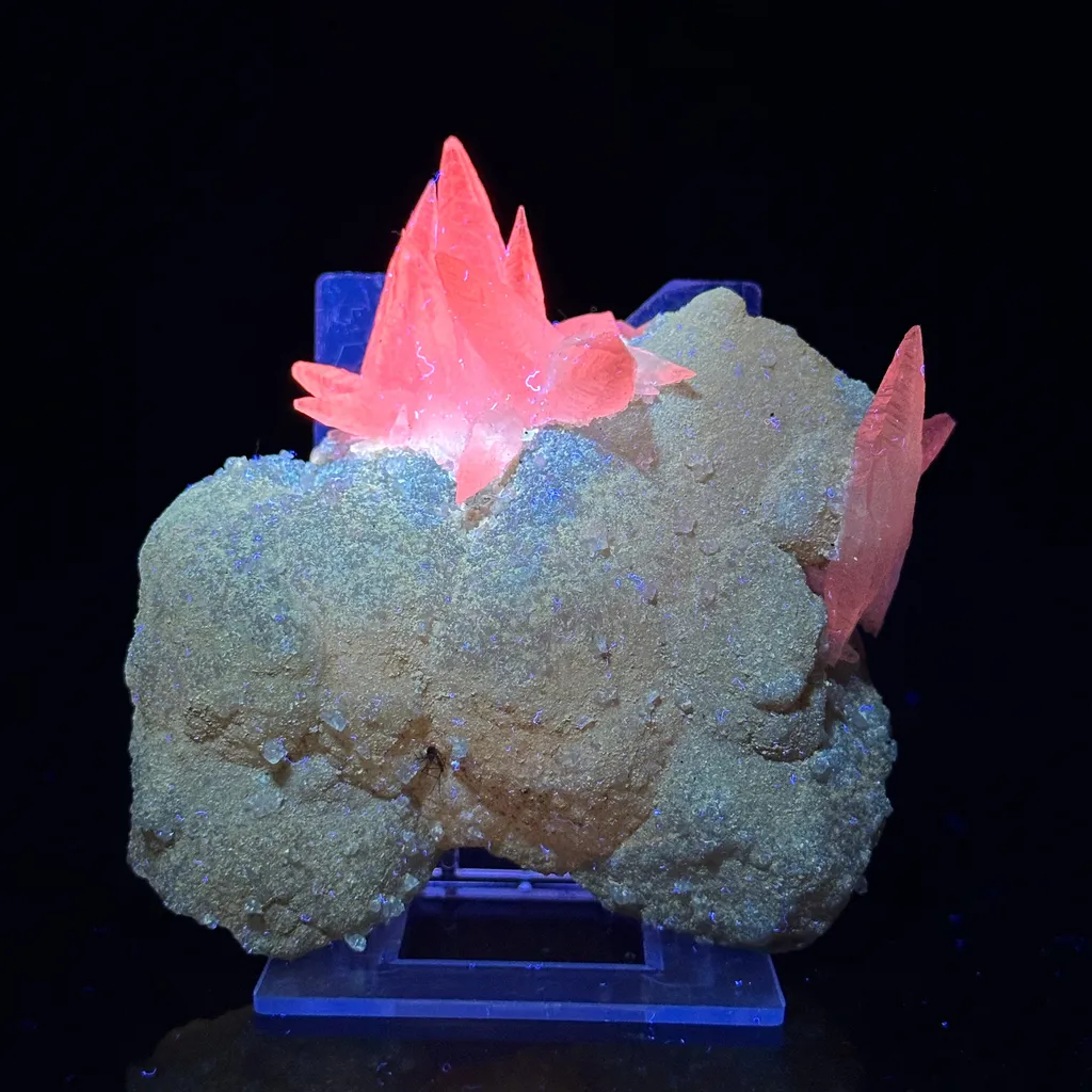 Fluorescent Dogtooth Calcite on Chalcedony-Coated Calcite Matrix – UV Reactive Natural Mineral Specimen from MadhyaPradesh, India - image 2
