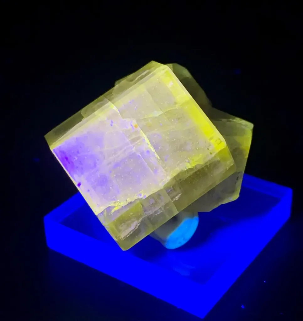Fluorescent Fluorapatite from Pakistan - image 4