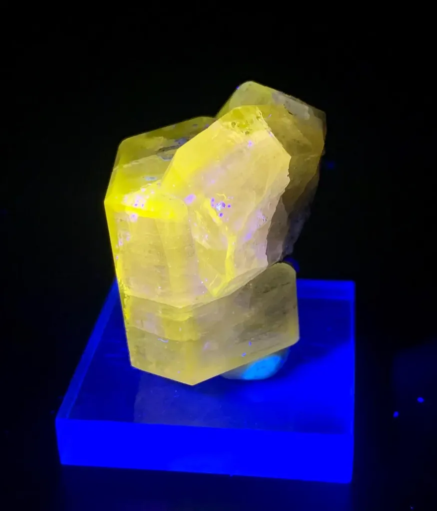 Fluorescent Fluorapatite from Pakistan - image 6