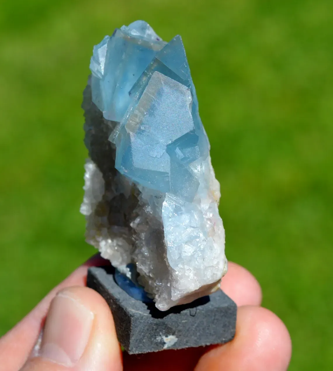 Fluorite 80 grams - Le Beix Mine, Saint-Germain-près-Herment, Riom, Puy-de-Dôme, France - image 2