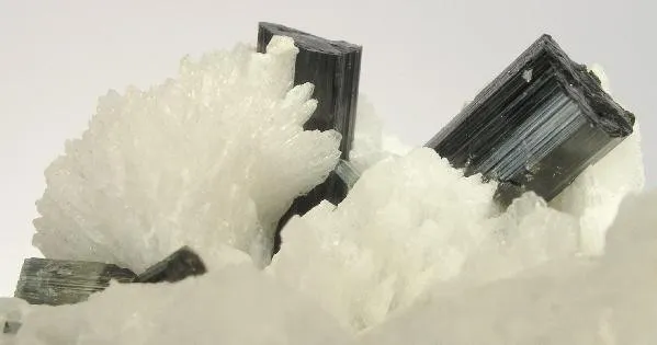 Fluorite, Albite (Var: Cleavelandite), Tourmaline - image 2
