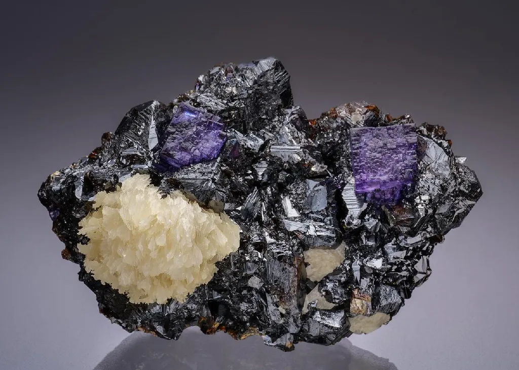 Fluorite and Baryte on Sphalerite image