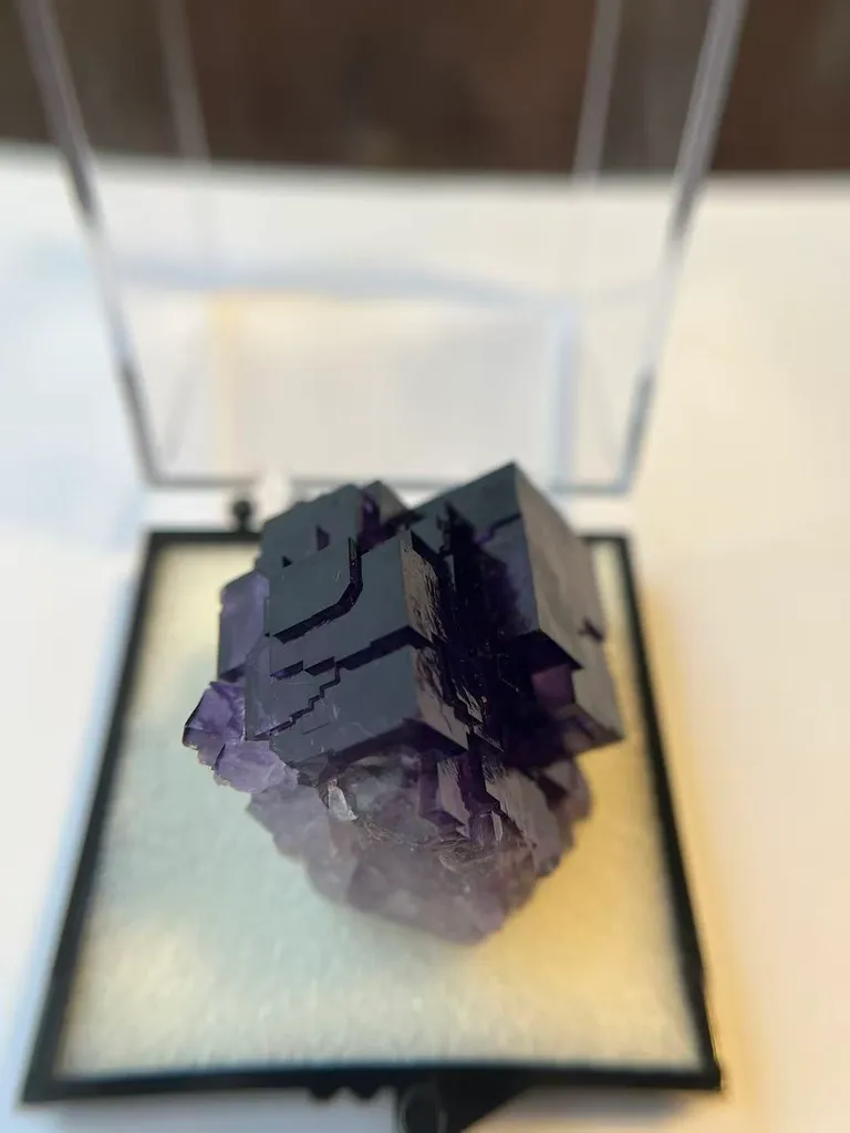 Fluorite and dolomite coexist - image 4