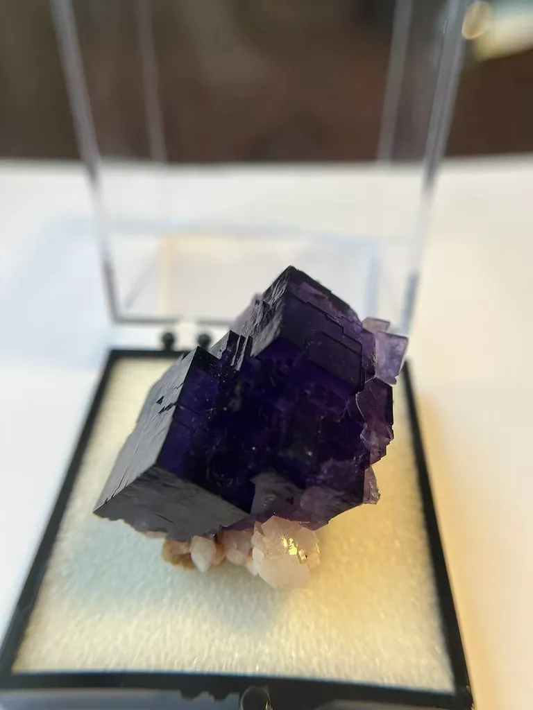 Fluorite and dolomite coexist image