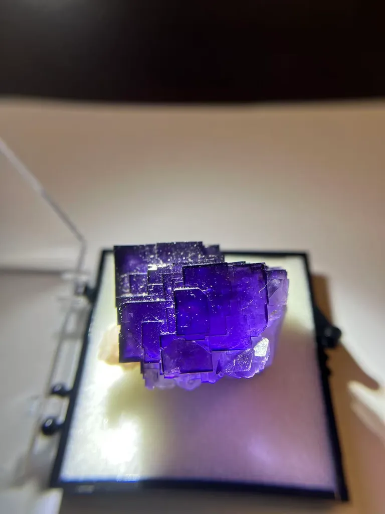 Fluorite and dolomite coexist - image 3