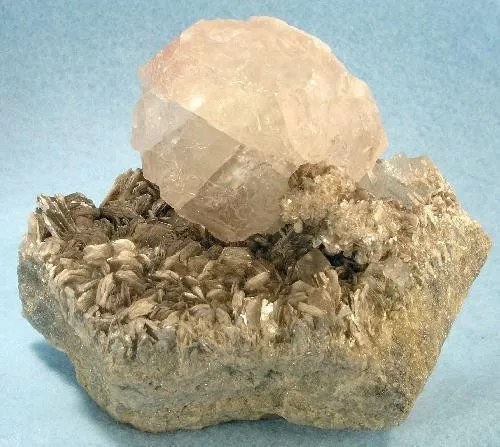 Fluorite, Beryl (Var: Aquamarine), Muscovite image