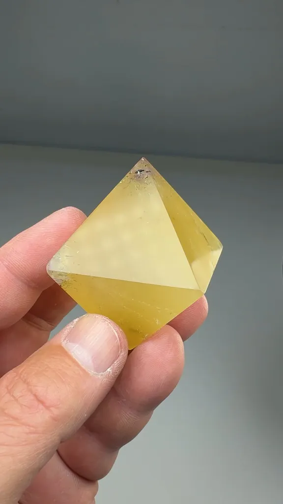 Fluorite (cleavage octahedron) image