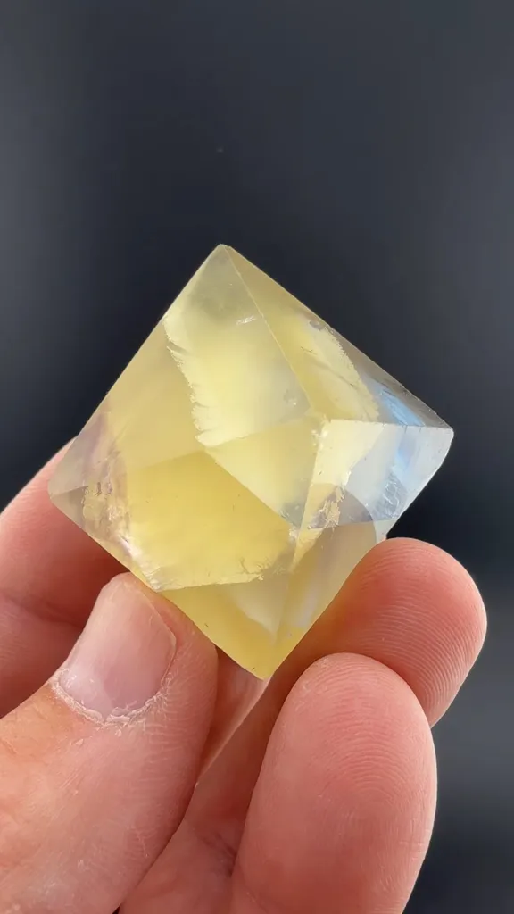 Fluorite (cleavage octahedron) image
