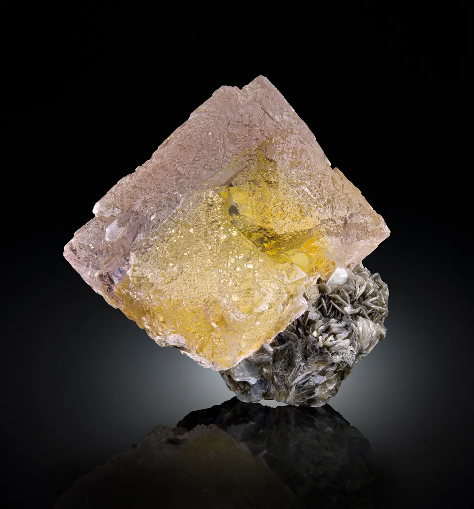 Fluorite from Pakistan, Gilgit-Baltistan, Nagar District, Chumar Bakhoor image