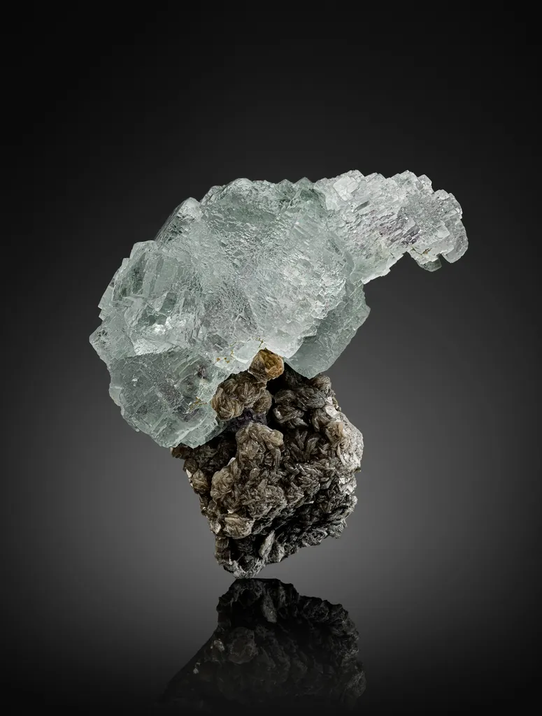 Fluorite on Muscovite from China, Hunan, Chenzhou, Yizhang Co., Yaogangxian Mine image