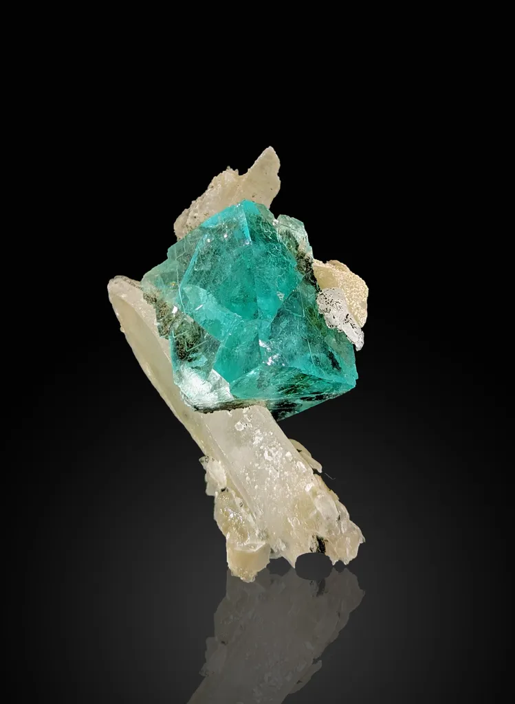 Fluorite, Quartz from China, Hunan, Chenzhou, Yizhang Co., Yaogangxian W-Sn ore field, Yaogangxian M image