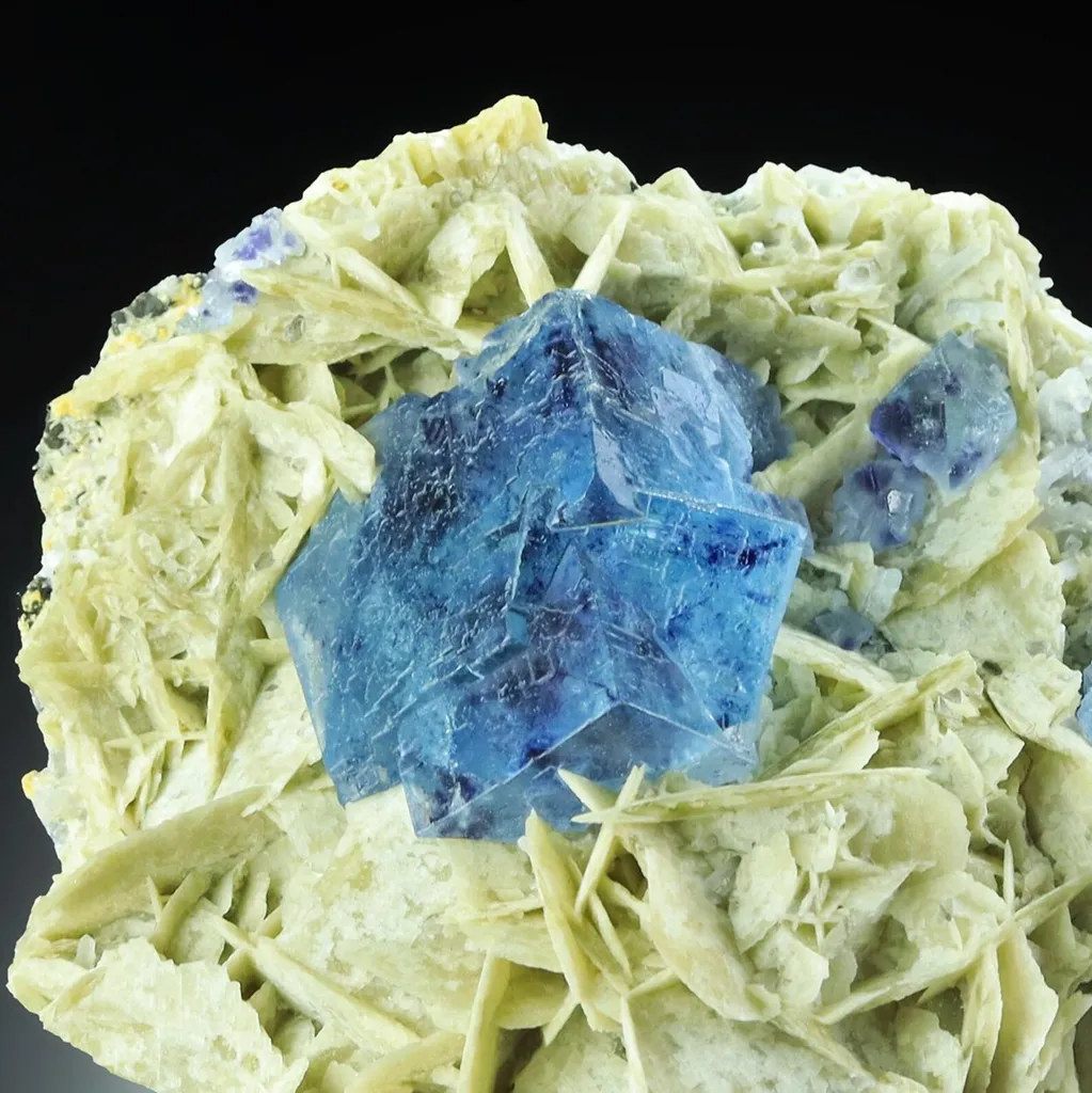 Fluorite, Quartz & Siderite - image 2