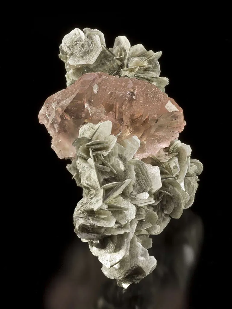 Fluorite (Spinel Twin) on Muscovite - image 2