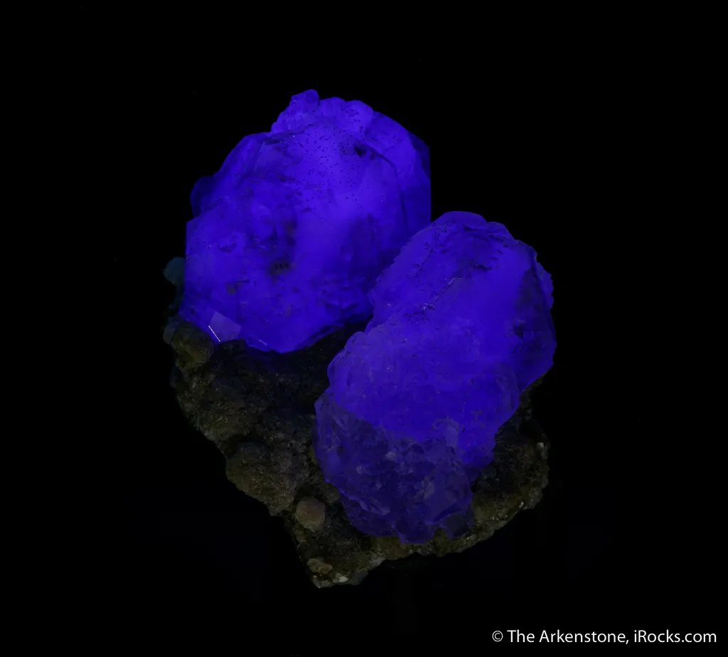 Fluorite (Spinel twinned) on Muscovite - image 8