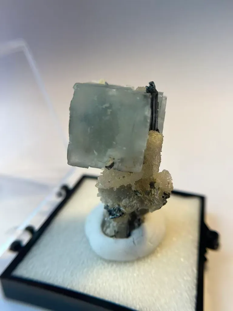 Fluorite, stibnite, quartz coexistfrom China, Guizhou, Qinglong County - image 2