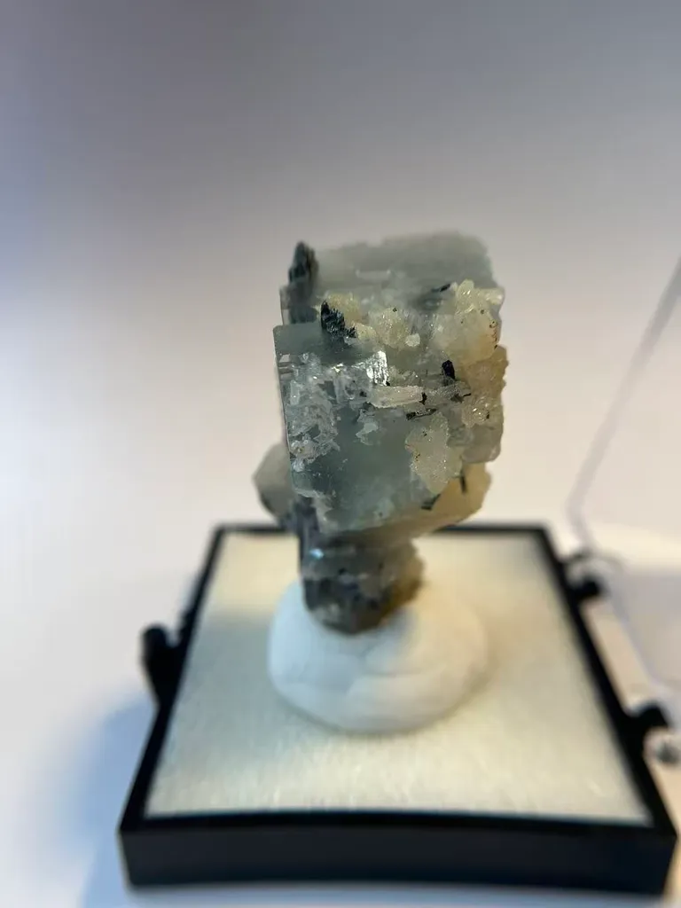Fluorite, stibnite, quartz coexistfrom China, Guizhou, Qinglong County - image 3