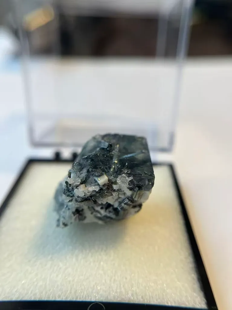 Fluorite, stibnite, quartz coexistfrom China, Guizhou, Qinglong County - image 2