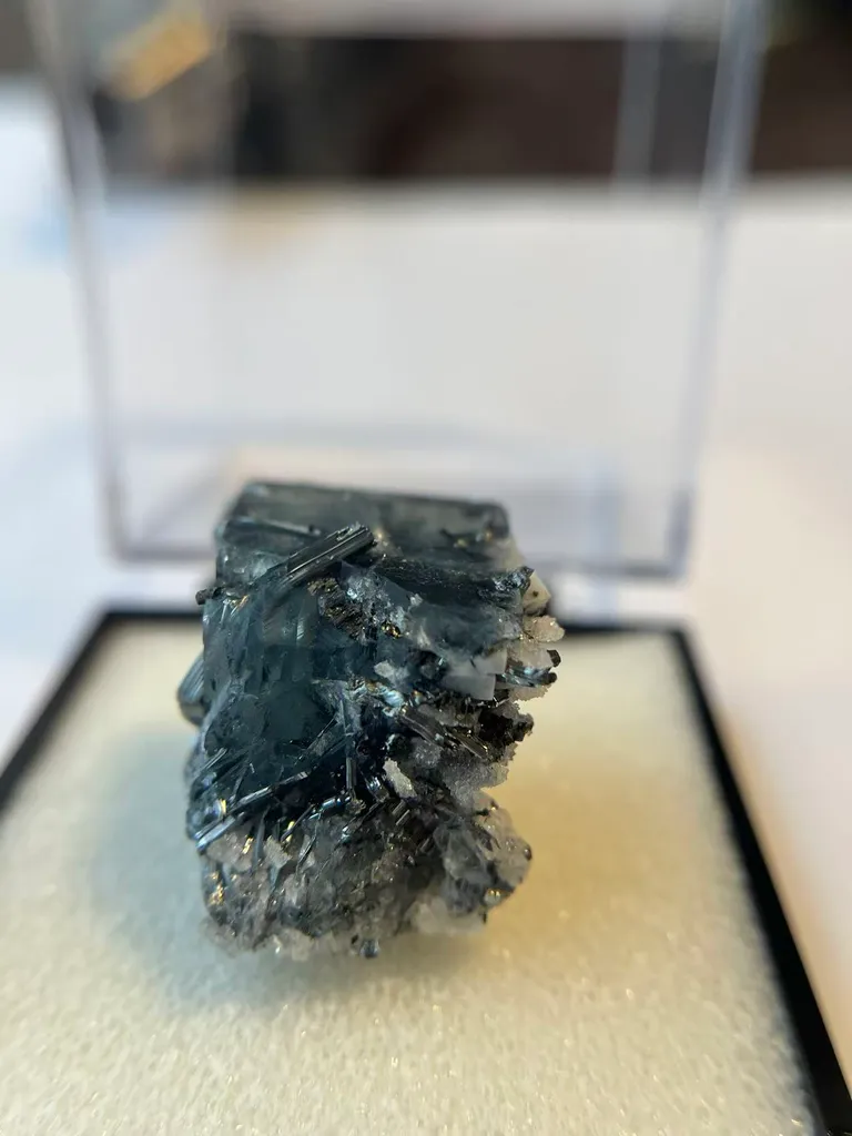 Fluorite, stibnite, quartz coexistfrom China, Guizhou, Qinglong County - image 3