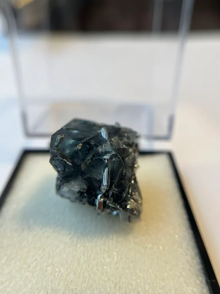 Fluorite, stibnite, quartz coexistfrom China, Guizhou, Qinglong County - image 4