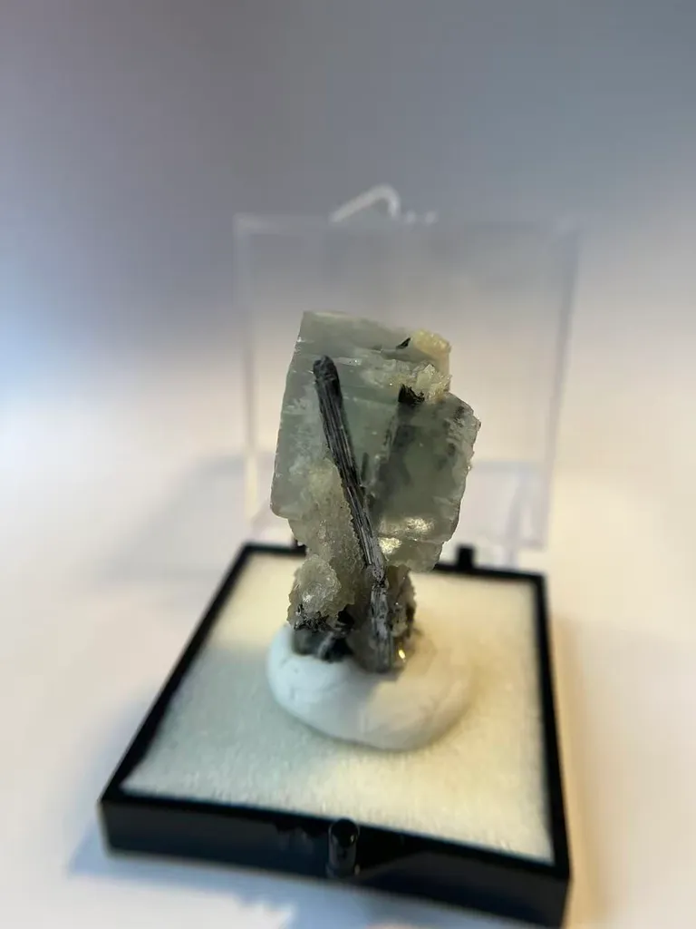Fluorite, stibnite, quartz coexistfrom China, Guizhou, Qinglong County image