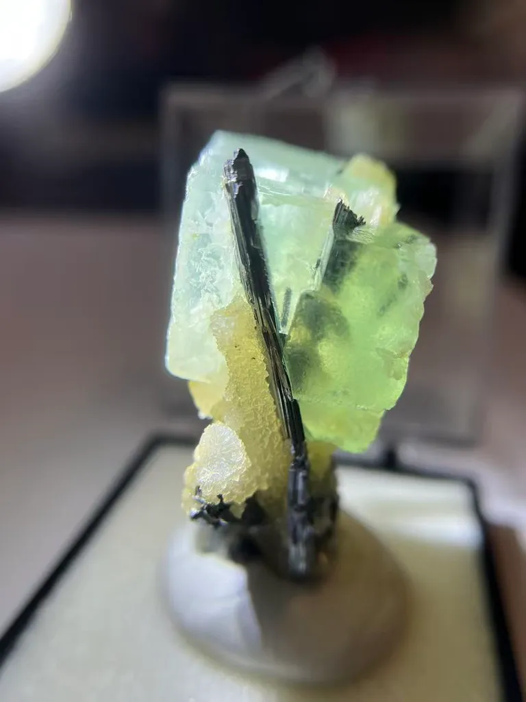 Fluorite, stibnite, quartz coexistfrom China, Guizhou, Qinglong County - image 5