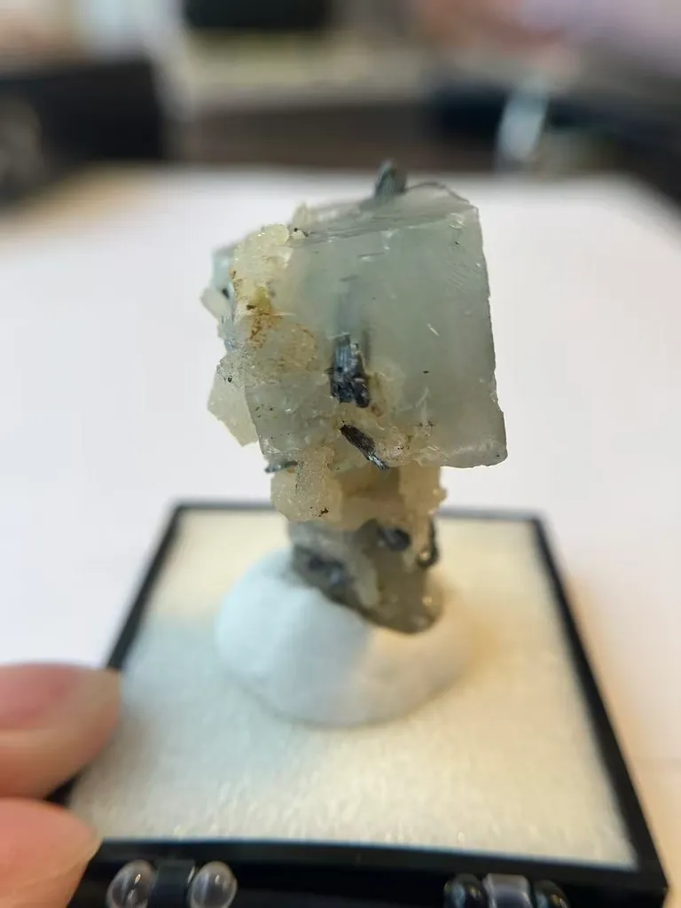 Fluorite, stibnite, quartz coexistfrom China, Guizhou, Qinglong County - image 4