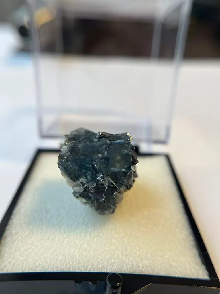Fluorite, stibnite, quartz coexistfrom China, Guizhou, Qinglong County - image 6