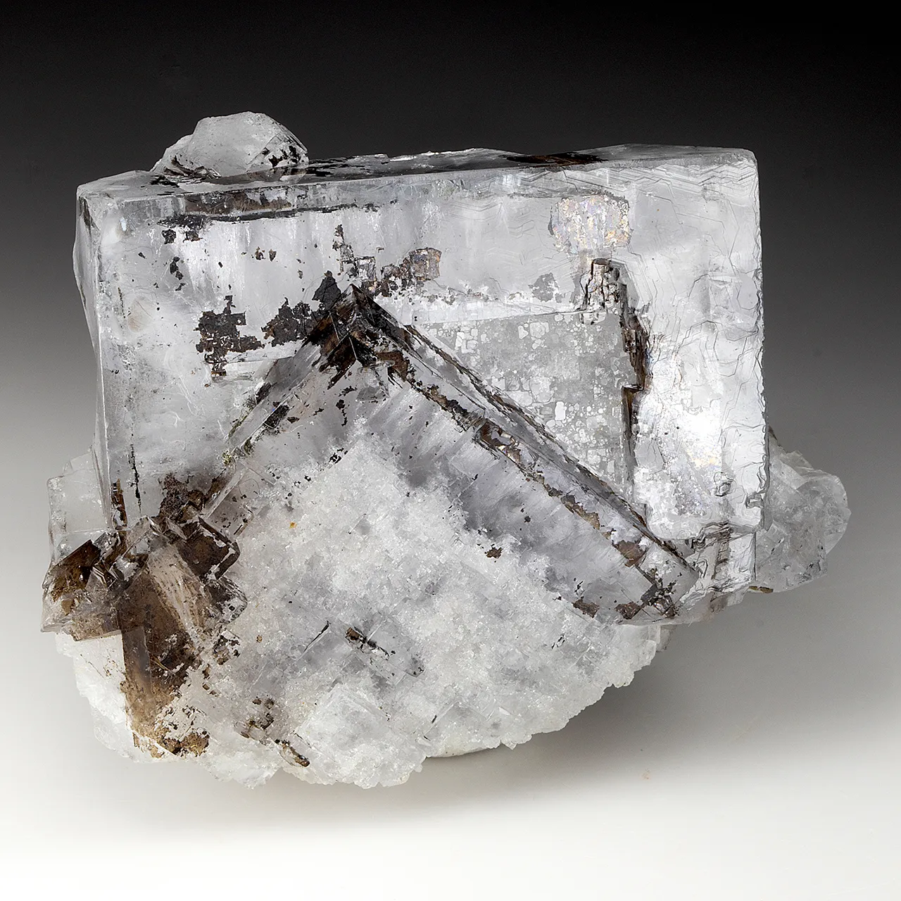 Fluorite with Bitumen inclusions - image 1