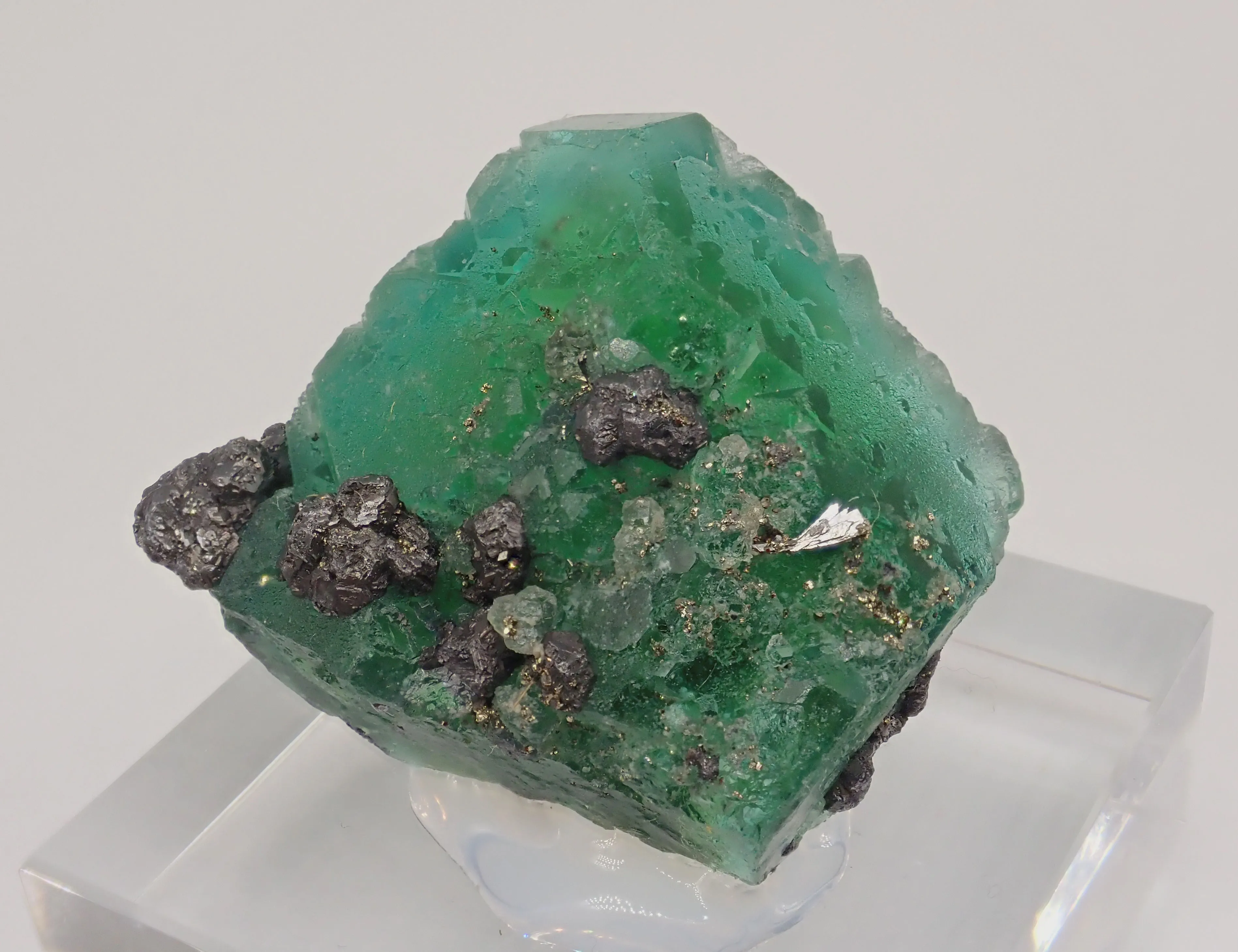 Fluorite with Jordanite-Geochronite - image 4