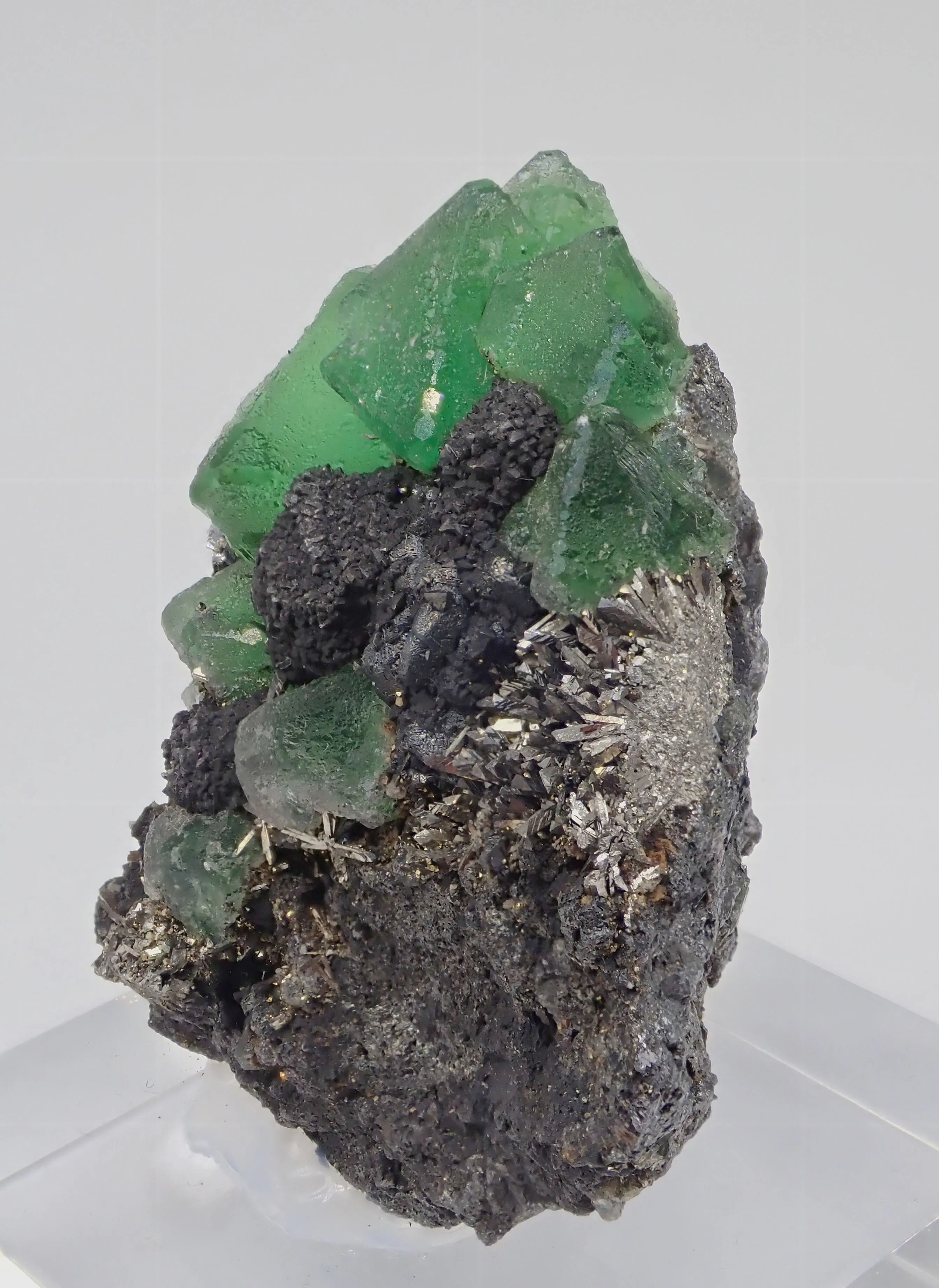 Fluorite with Jordanite-Geocronite and Arsenopyrite - image 2