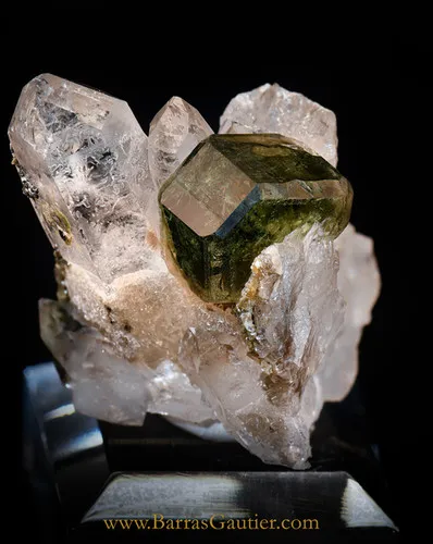Fluoro Apatite, Quartz image