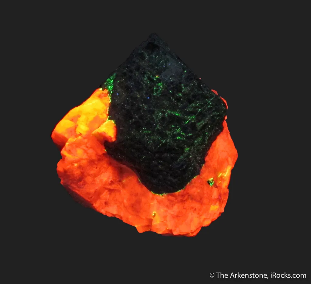 Foliated Zincite on Calcite (fl), with Willemite (fl) - image 7