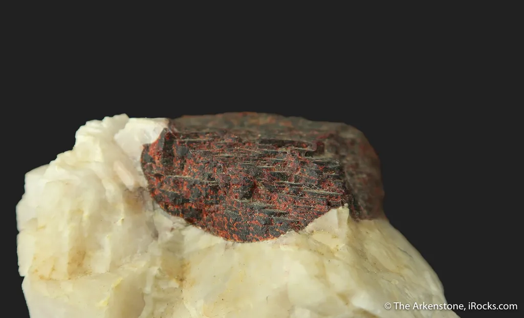 Foliated Zincite on Calcite (fl), with Willemite (fl) - image 4