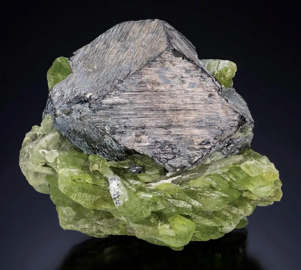 Forsterite (variety Peridot), Magnetite image