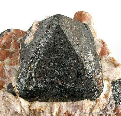 Franklinite in Willemite, Zincite, and Calcite - image 2