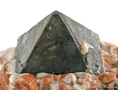 Franklinite in Willemite, Zincite, and Calcite - image 3