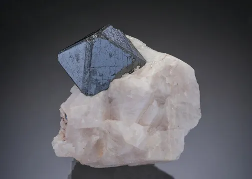 Franklinite on Calcite