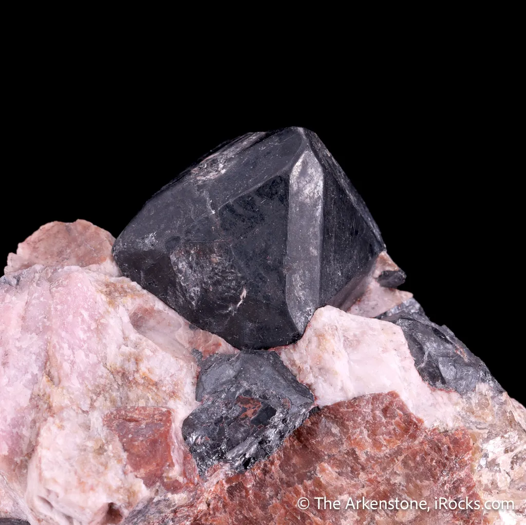 Franklinite (TL) with Willemite, Calcite - image 3