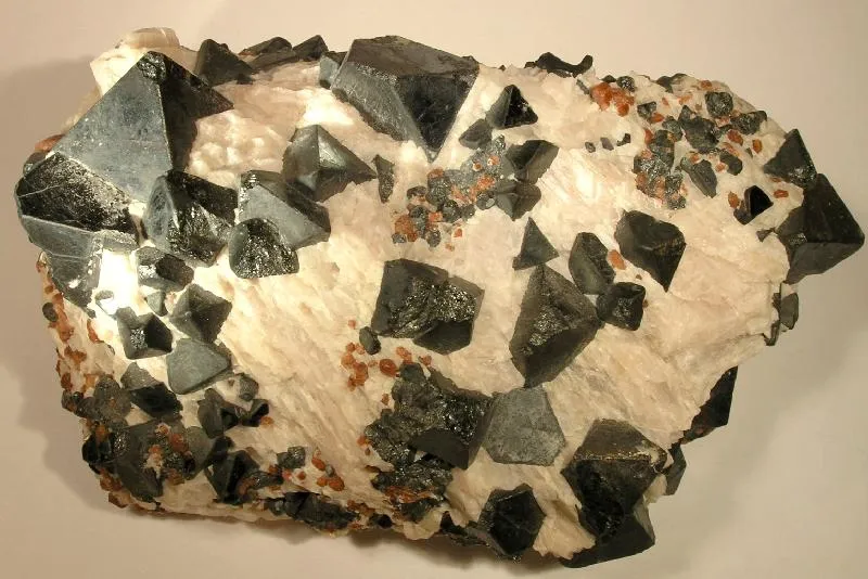 Franklinite, Willemite, Calcite image